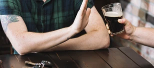 Mężczyzna rezygnujący z alkoholu