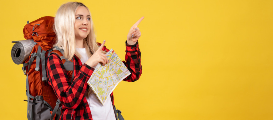 Kobieta uprawiająca turystykę górską