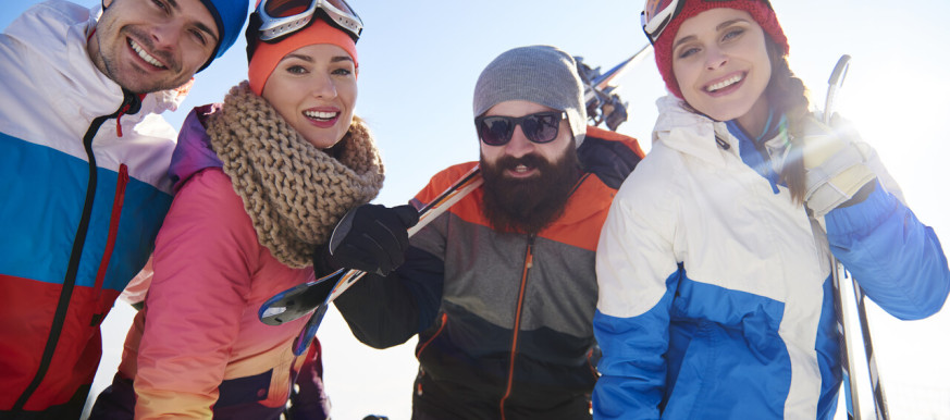 Narciarze na wyjeździe na narty